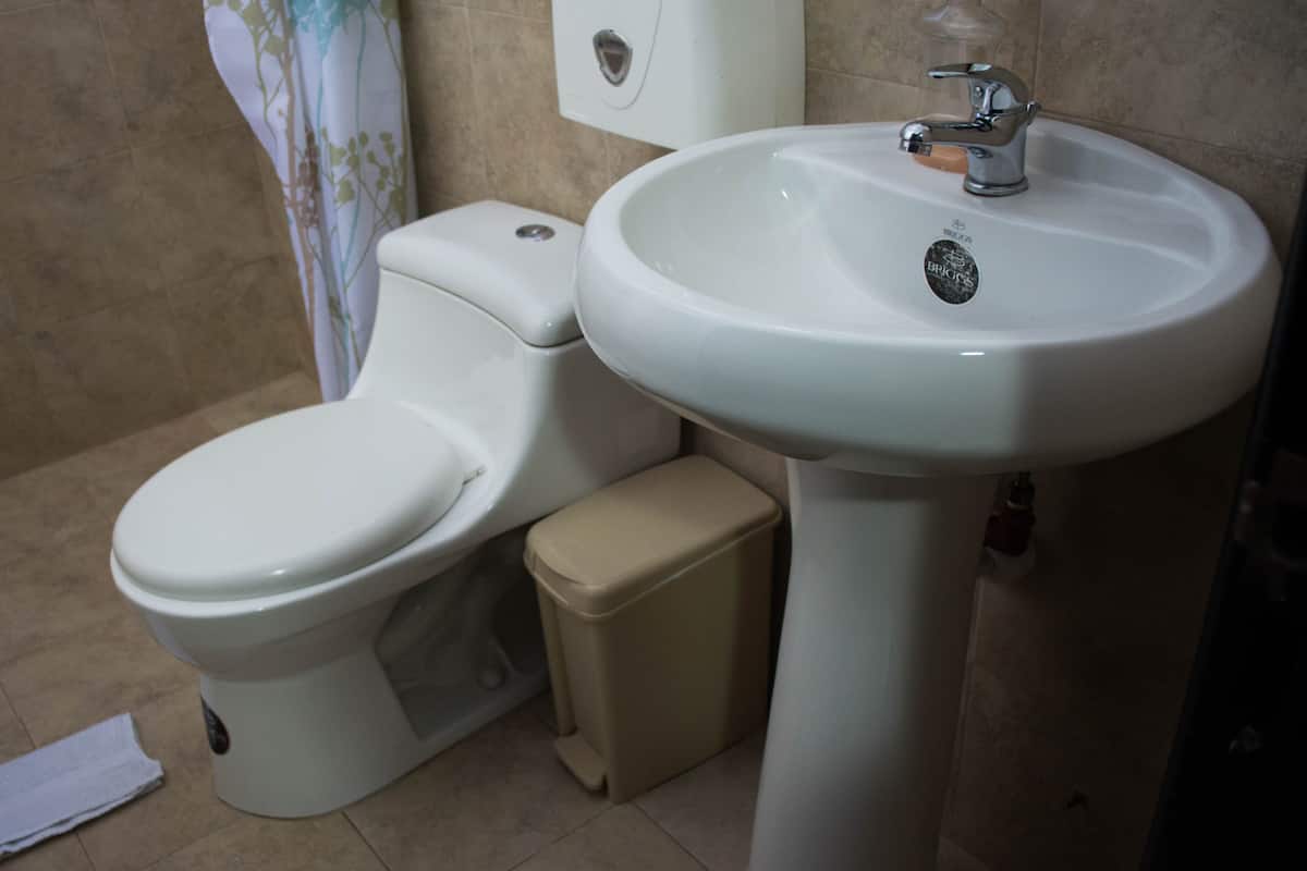 Habitación individual | Baño | Artículos de higiene personal gratuitos, secador de pelo y toallas