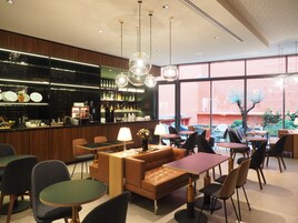 Desayuno buffet diario (EUR 21 por persona)