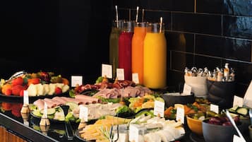 Un bufé con diversas opciones de comida y bebidas.