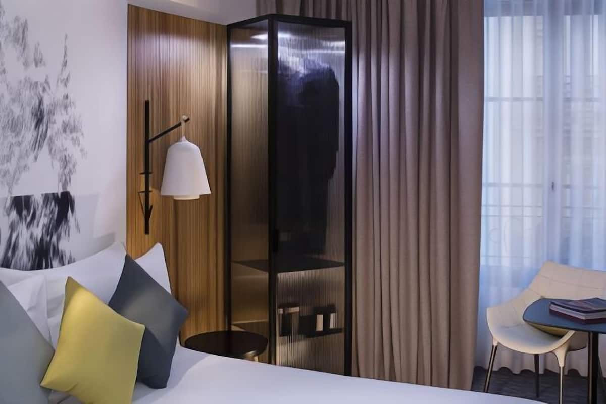 In-room safe, desk, soundproofing, iron/ironing board