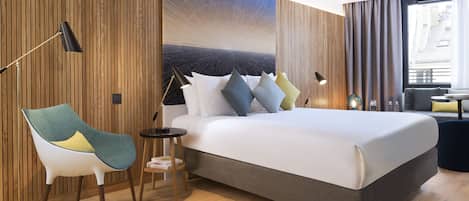 Deluxe tweepersoonskamer | Een kluis op de kamer, een bureau, geluiddichte muren