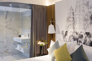 Caja de seguridad en la habitación y escritorio 