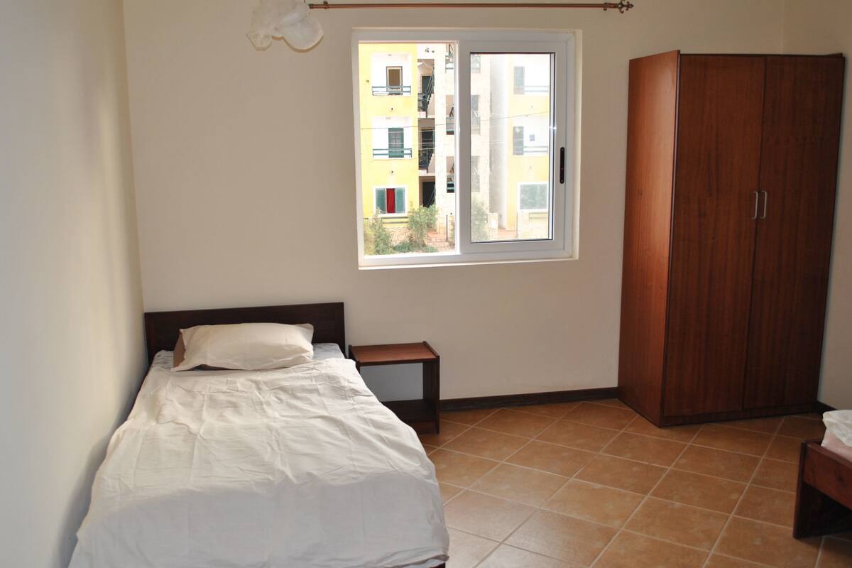 Premium bedding, free cribs/infant beds, WiFi, bed sheets