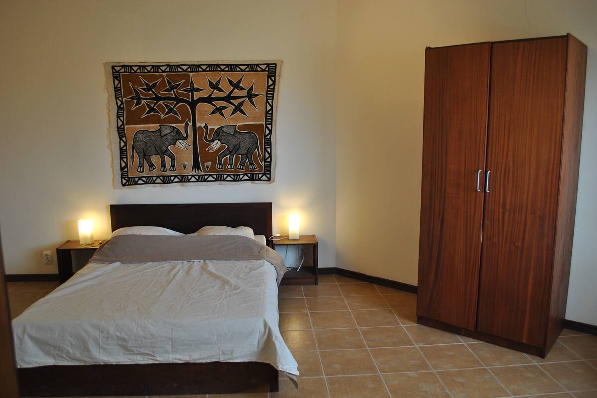 Premium bedding, free cribs/infant beds, WiFi, bed sheets