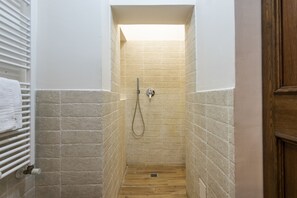 Habitación estándar con 1 cama doble o 2 individuales | Baño | Ducha, artículos de higiene personal gratuitos, secador de pelo y bidé