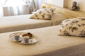 Habitación estándar con 1 cama doble o 2 individuales | Edredones de plumas, caja fuerte, escritorio y sistema de insonorización