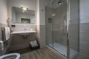 Quarto casal ou duplo standard | Banheiro | Chuveiro, produtos de toalete grátis, secador de cabelo, bidê