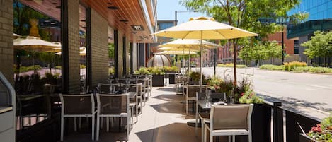 2 restaurants, breakfast, dinner, brunch served; American cuisine