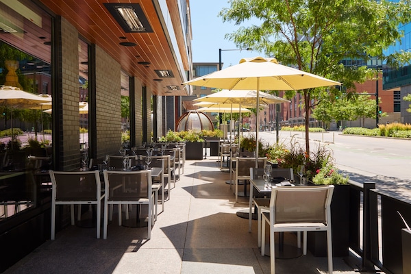 Se sirven desayunos, cenas, brunch y cocina americana