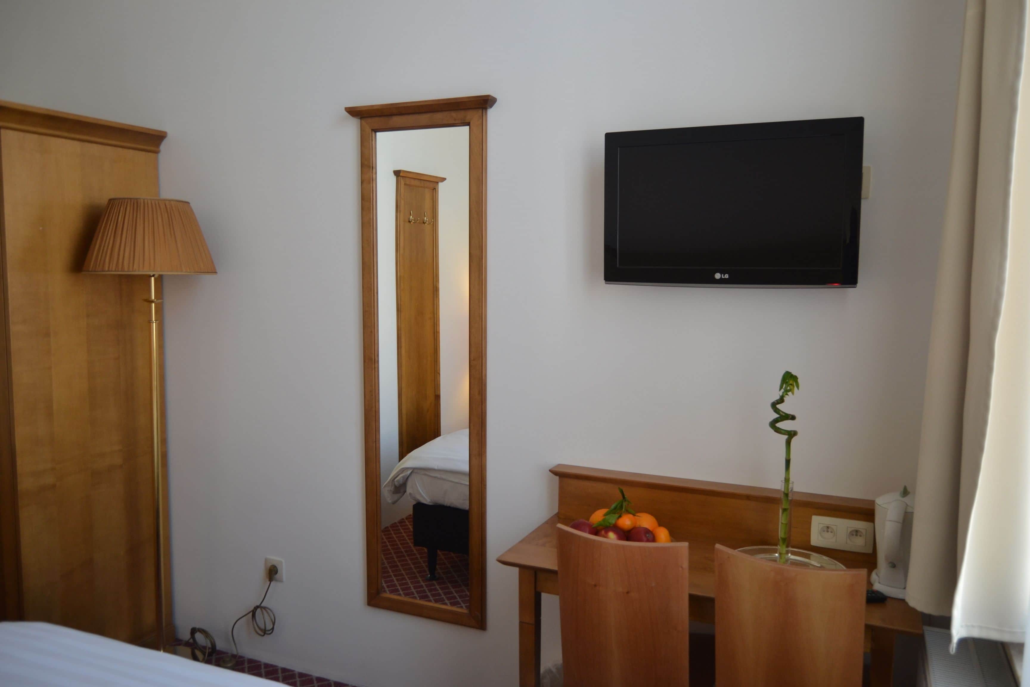 deluxe room | minibar, in-room safe, desk, free cots/infant beds