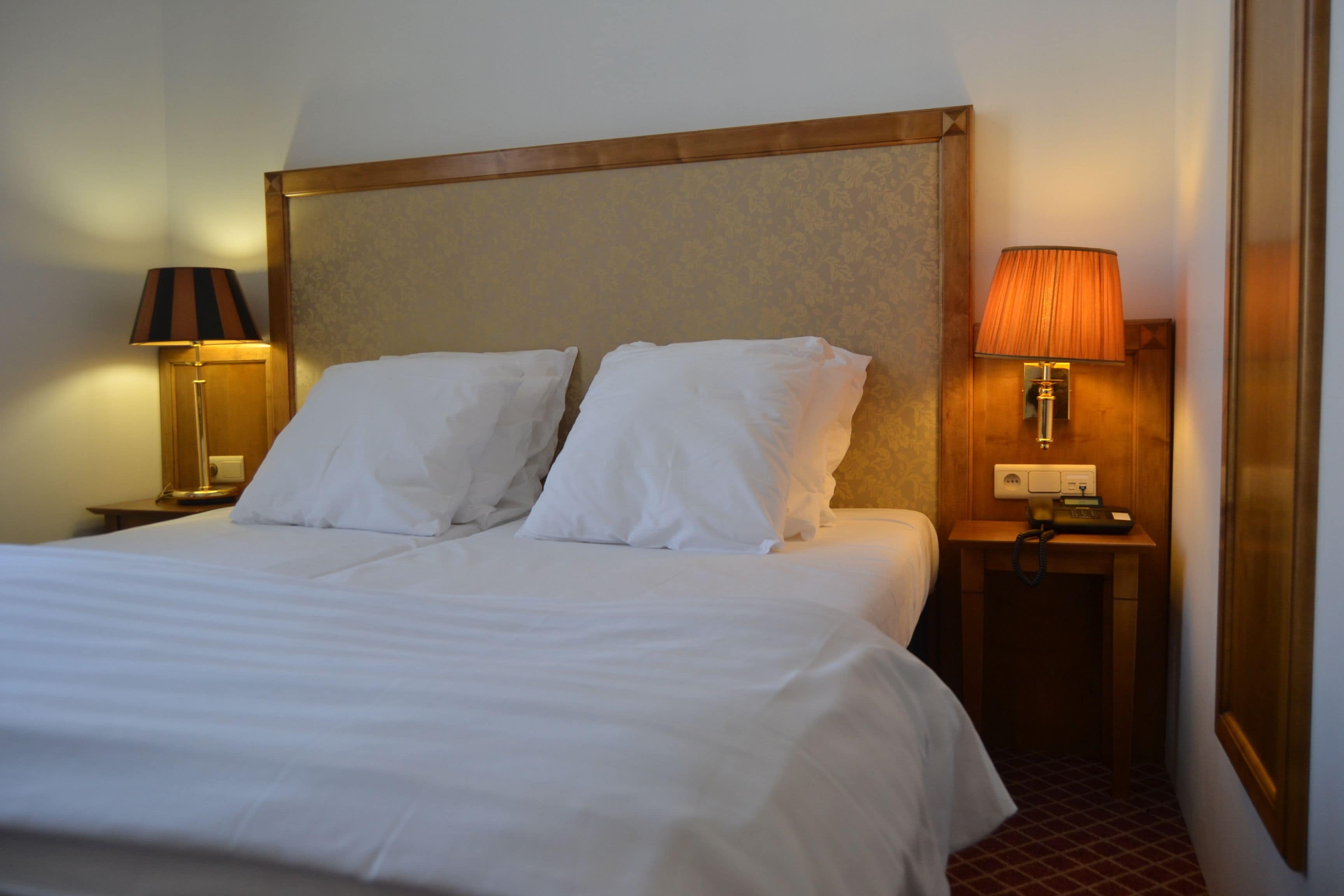 deluxe room | minibar, in-room safe, desk, free cots/infant beds