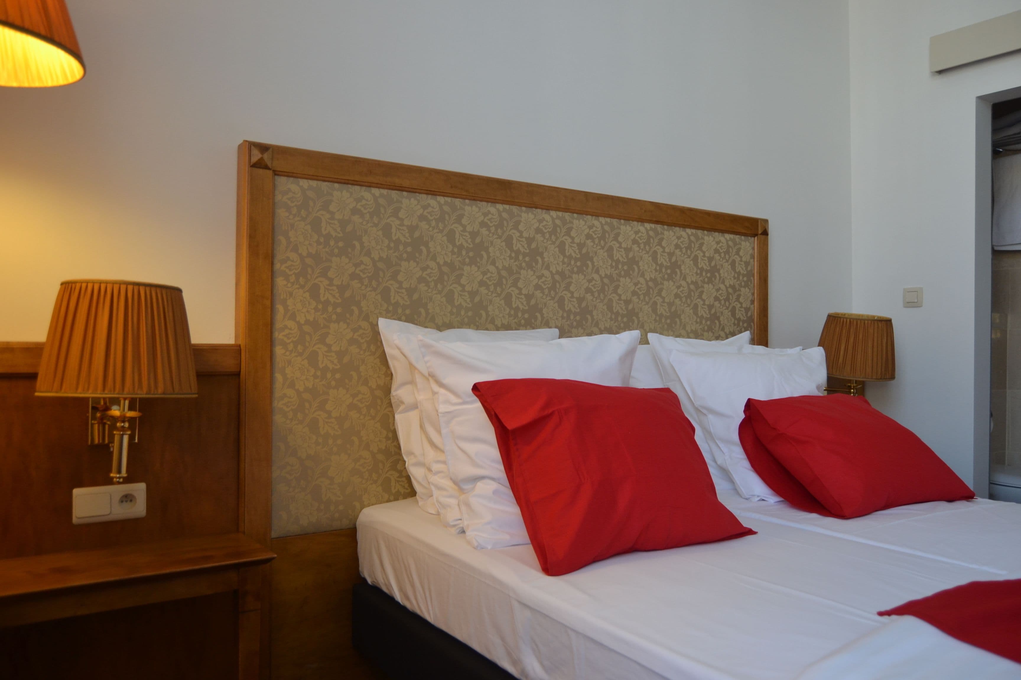 deluxe room | minibar, in-room safe, desk, free cots/infant beds