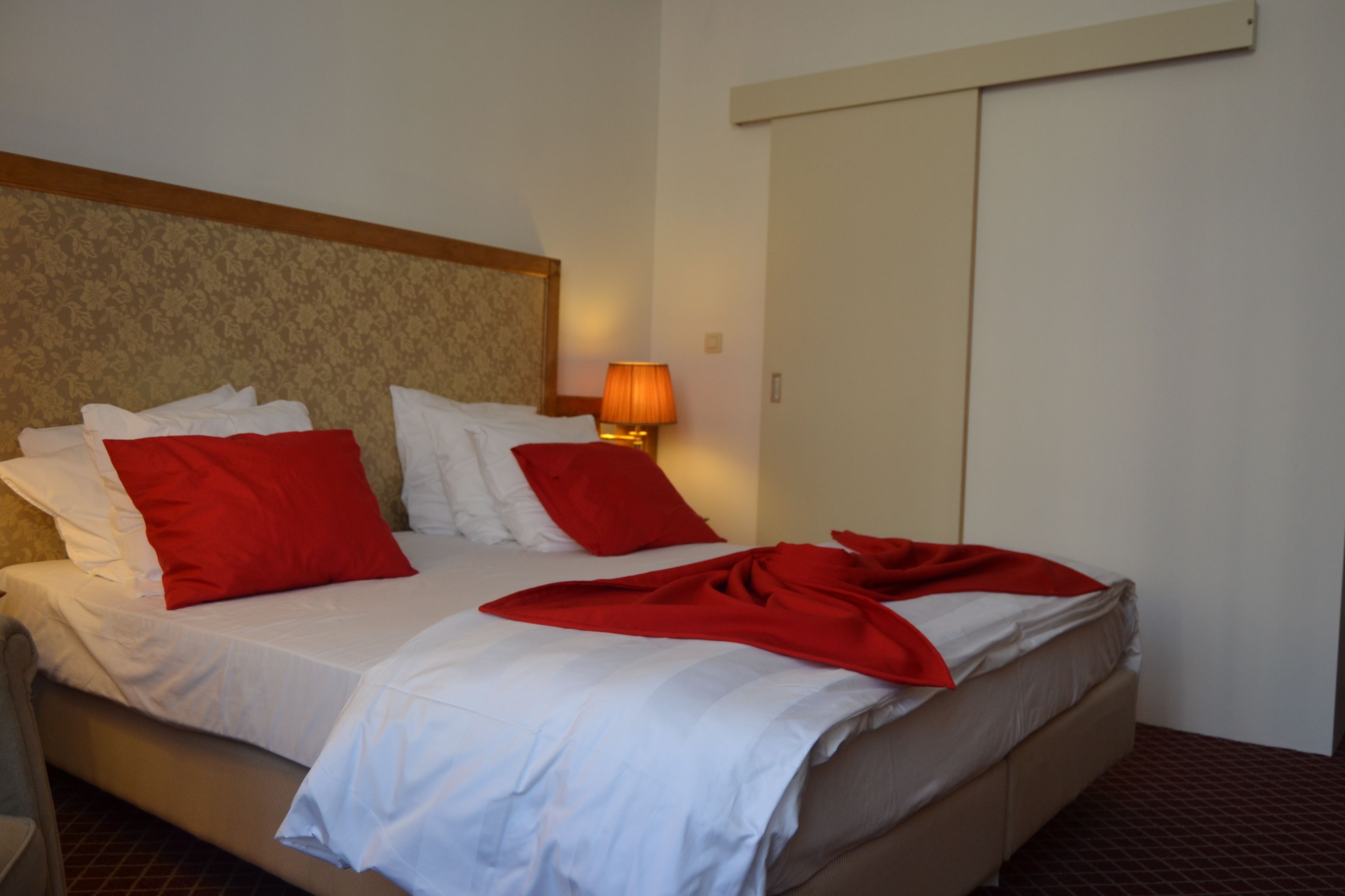 deluxe room | minibar, in-room safe, desk, free cots/infant beds