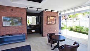 A modern living room with a TV, a coffee table, and a seating area. - FL002 2 Bedroom Apartment By Senstay (Florianópolis)