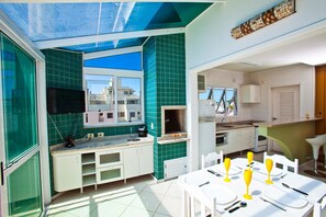 Apartamento, 3 quartos | Cozinha privada | Geladeira, micro-ondas, cooktop, cafeteira/chaleira