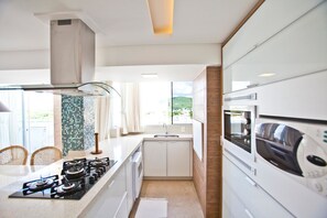 Private kitchen - FL014 3 Bedroom Apartment By Senstay (Florianópolis)
