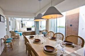 Apartemen, 3 kamar tidur | Makan di kamar