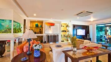 Villa, 5 Bedrooms | Living area
