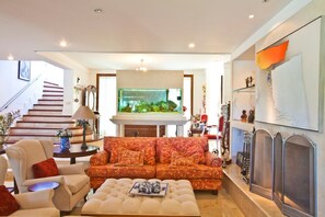 Villa, 5 Bedrooms | Living area