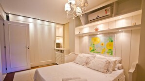 A bedroom with a bed, a chandelier, a painting, and a wardrobe. - FL004 5 Bedroom Villa By Senstay (Florianópolis)