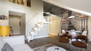 Ein modernes Wohnzimmer mit Treppe, Essbereich und Stadtbild-Wandgemälde.