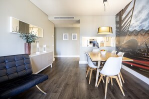 Apartemen Superior, 2 kamar tidur | Area keluarga | TV layar datar