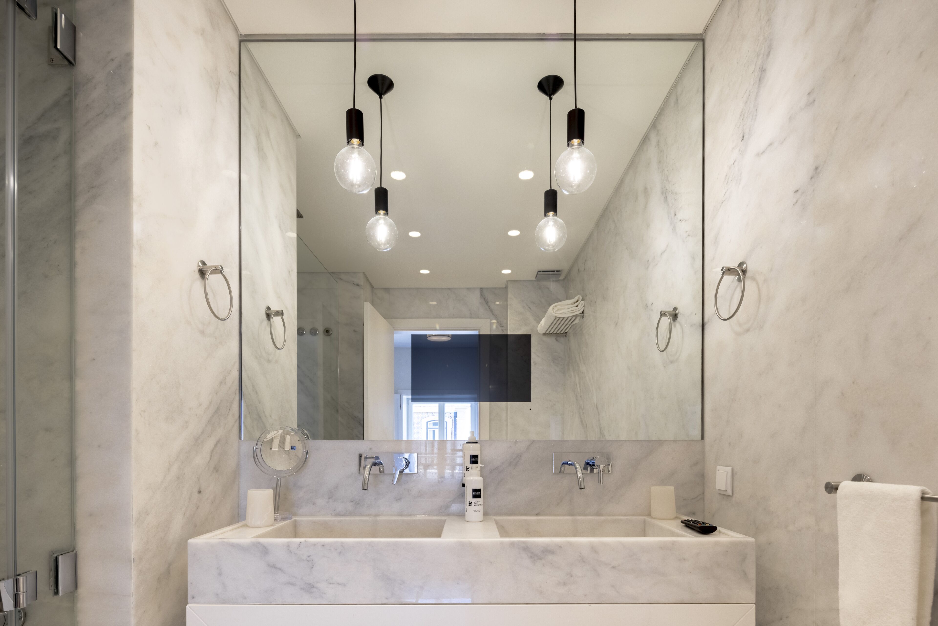 Appartement Standard, 2 chambres | Salle de bain | Douche, articles de toilette (gratuits), séchoir à cheveux, pantoufles
