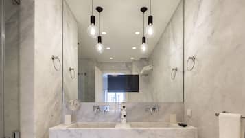 Apartamento standard, 2 quartos | Banheiro | Chuveiro, produtos de toalete grátis, secador de cabelo, chinelos