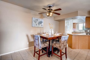 Appartement, 1 chambre | Repas dans la chambre