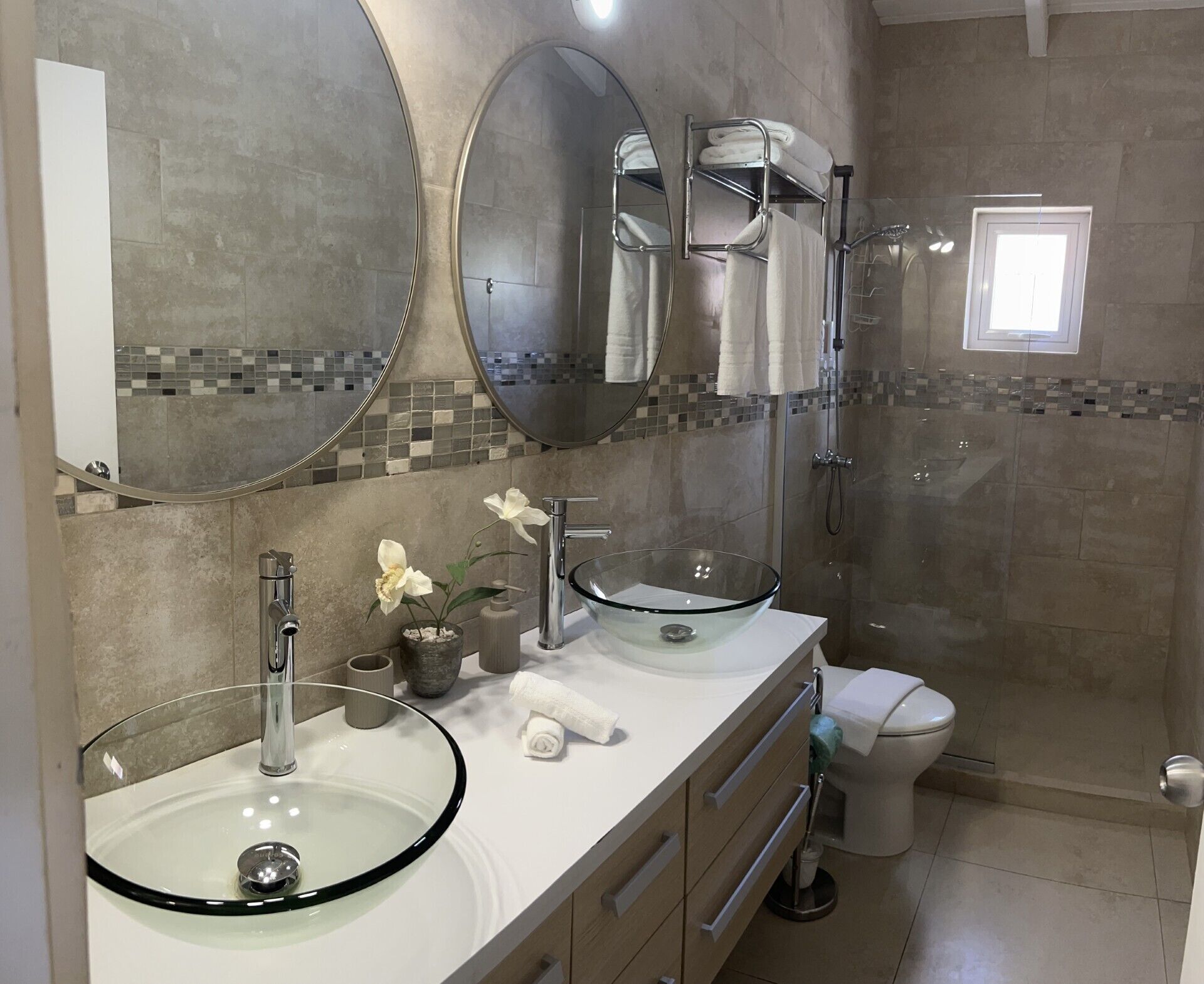 junior room, 1 king bed, pool view | bathroom | shower, eco-friendly toiletries, hair dryer, towels