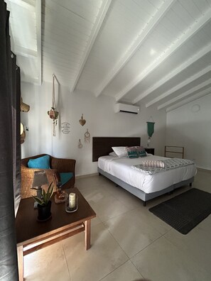 Departamento familiar, 2 habitaciones, vista a la alberca | Ropa de cama de alta calidad, edredón y camas con pillow-top