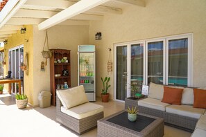 Junior Room, 1 King Bed, Pool View | Terrace/patio - Arubas Bakval Suites (Noord)