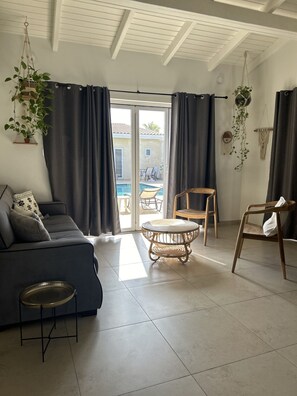 Familienapartment, 2 Schlafzimmer, Poolblick | Wohnbereich | 43-Zoll-Flachbildfernseher mit Kabelempfang, Fernseher