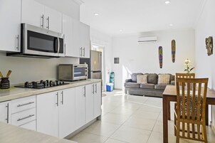 Apartamento Deluxe, 1 habitación, cocina, junto a la piscina | Cocina privada | Frigorífico, microondas, lavavajillas y cafetera o tetera