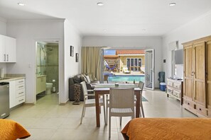 Habitación doble familiar, refrigerador y microondas, junto a la alberca | Vista al jardín