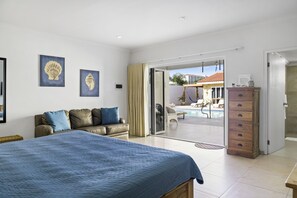 Familienzimmer, 1 King-Bett und Schlafsofa, Kühlschrank und Mikrowelle, Poolseite | Blick auf den Garten