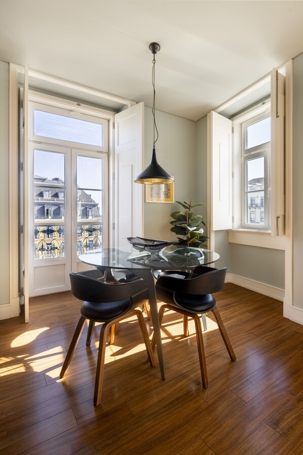 Deluxe-Apartment, 1 Schlafzimmer | Esszimmer