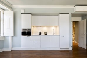 Standaard appartement, 2 slaapkamers | Privékitchenette | Een koelkast, een microgolfoven, een oven, een kookplaat