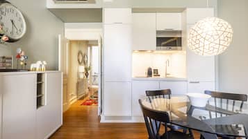 Apartamento estándar, 1 habitación | Cocina básica privada | Frigorífico, microondas, horno y placa de cocina