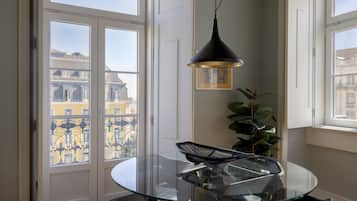 Deluxe Apartment, 1 Bedroom | Dining room