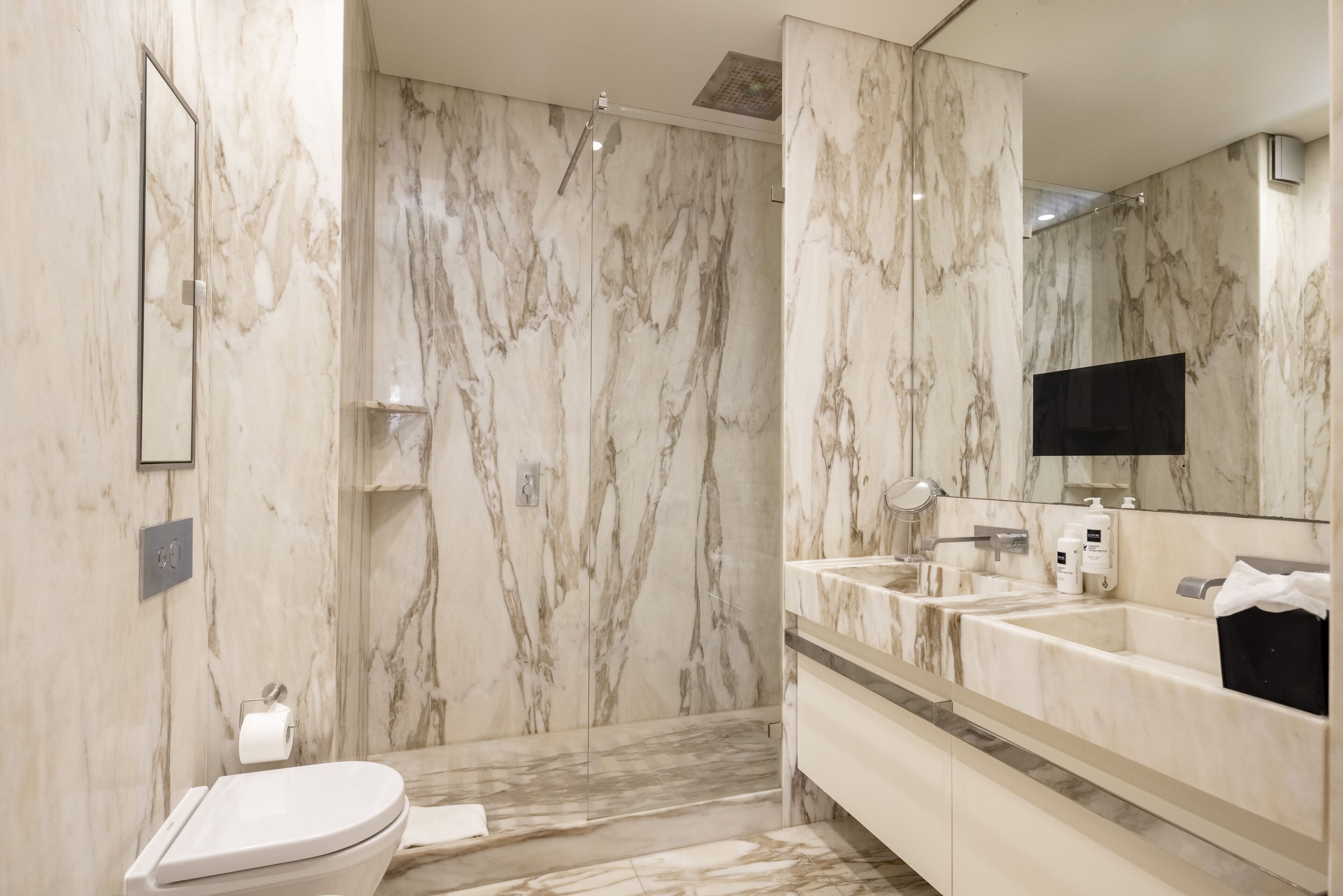 Deluxe appartement, 1 slaapkamer | Badkamer | Een douche, een regendouche, gratis toiletartikelen, een haardroger
