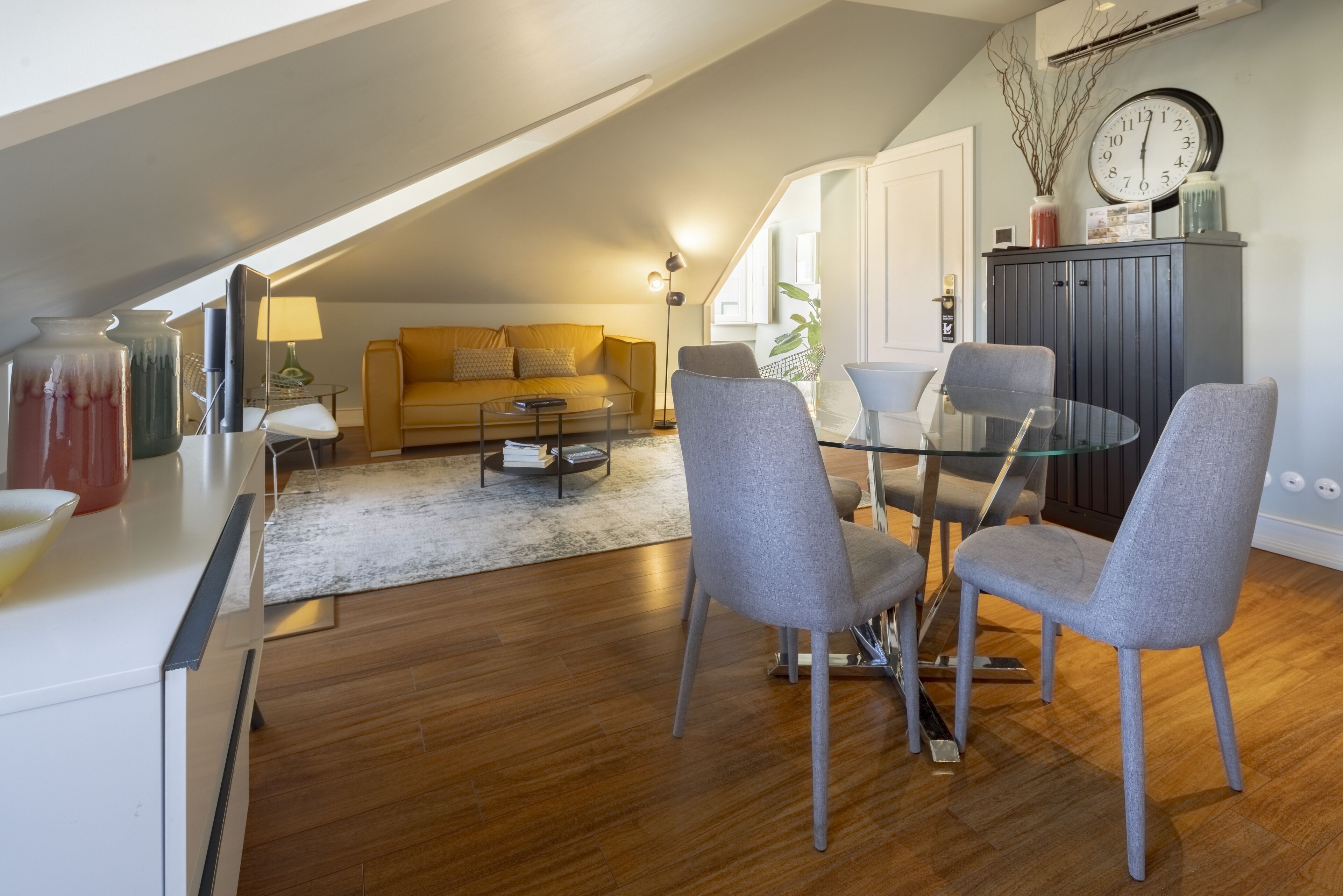 Eine moderne Loftswohnung mit Essbereich, einer Couch und einer Küche.
