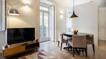 Apartamento superior, 2 quartos | Área de estar | TV de tela plana