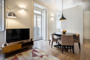 Apartamento superior, 2 quartos | Área de estar | TV de tela plana