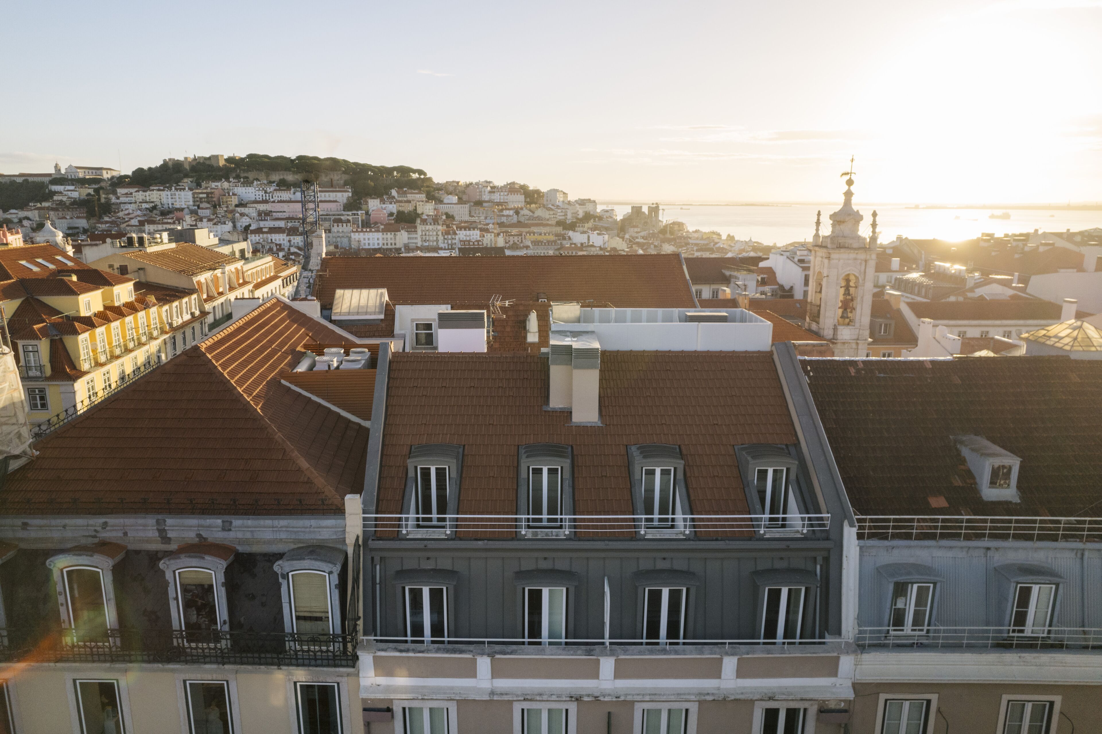 Un immeuble de grande hauteur doté de nombreux balcons et offrant une vue sur le paysage urbain.