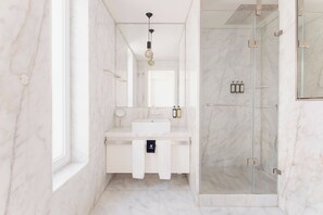 Dupleks - 2 soveværelser - mezzanin | Badeværelse | Bruser, gratis toiletartikler, hårtørrer, hjemmesko