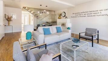 Duplex, 2 quartos, no mezanino | Área de estar | TV de tela plana