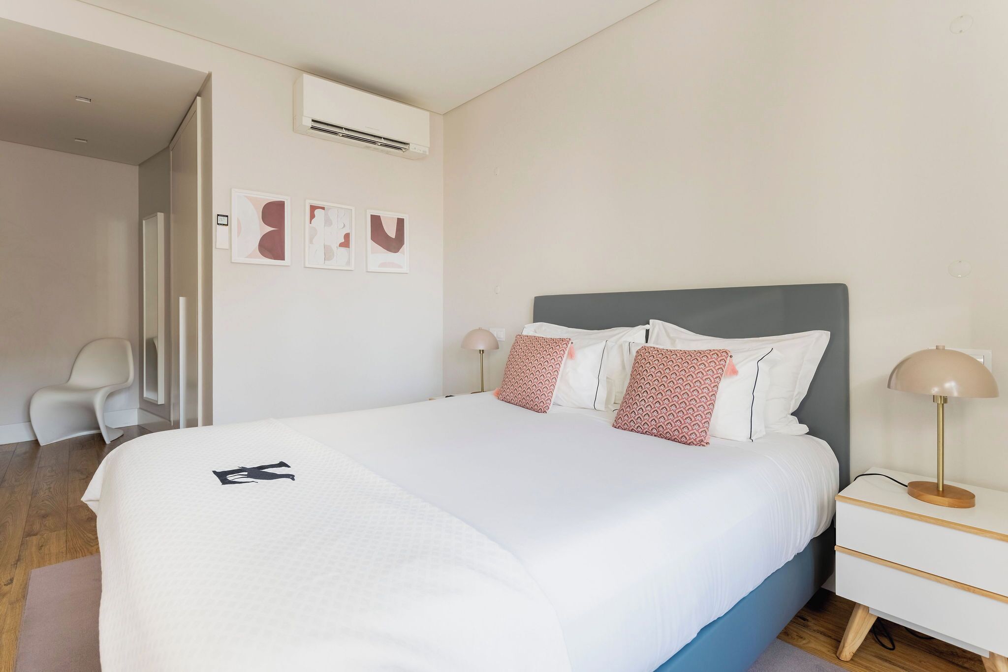 Leilighet, 1 soverom | Safe på rommet, individuelt innredet, lydisolert og strykejern/-brett