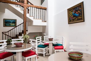 含每日當地特色早餐