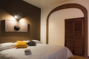 Deluxe Double Room, 1 King Bed (Tierra 2) | Premium bedding, down comforters, pillowtop beds, minibar